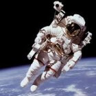 Het ruimtepak van een astronaut tijdens een ruimtewandeling