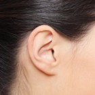 Waarom een kriebelhoest bij het kuisen van de oren?