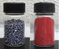 zwarte en rode selenium isotoop / Bron: W. Oelen, Wikimedia Commons (CC BY-SA-3.0)