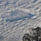 Een gat in de wolken: een vliegtuiggat of cavem