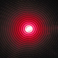 Diffractiepatroon van rood licht op een scherm dat door een enkele klein rond gat is gestraald  / Bron: Wisky, Wikimedia Commons (CC BY-SA-3.0)