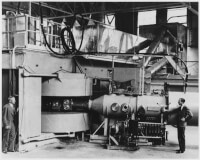 Curium werd voor het eerst geproduceerd door Glenn T Seaborg en medewerkers in 1944 aan de Berkeley universiteit door in de cyclotron plutonium-239 te bombarderen met α-deeltjes. Het is geïsoleerd in 1947 in een macroscopische hoeveelheid curiumhydroxide Cm(OH)3.<BR>
 / Bron: Department of Energy. Office of Public Affairs, Wikimedia Commons (Publiek domein)