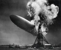 Met waterstof gevulde luchtschip Hindenburg stort brandend neer, het heeft de ontwikkeling van de waterstof technologie enorm vertraagd / Bron: Sam Shere, Wikimedia Commons (Flickr Commons)
