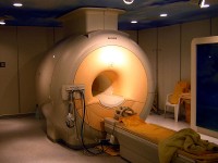 MRI scan wordt gekoeld met vloeibaar helium / Bron: KasugaHuang, Wikimedia Commons (CC BY-SA-3.0)