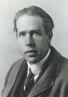 Eerste atoommodel met stabiele elektronen banen,<BR>
Niels Bohr 1885-1962