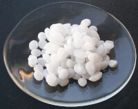 Natrium hydroxide Na(OH) een witte hygroscopische stof, ook caustische- of bijtende soda genoemd.Onder warmte ontwikkeling lost het op in water, een oplossing die natronloog heet. Zeer corrosief en veroorzaakt brandwonden.  / Bron: Walkerma, Wikimedia Commons (Publiek domein)