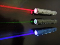 De straal van een laserpen kan schadelijk zijn wanneer deze voor een langere tijd direct op het oog wordt gericht. / Bron: Netweb01, Wikimedia Commons (CC BY-SA-3.0)