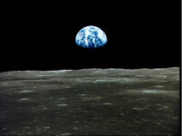Een prachtig gezicht, de opkomende aarde boven het maanoppervlak / Bron: IMSI Master Clips, NASA