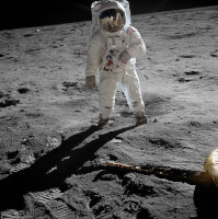 Een foto van Buzz Aldrin. Grappig, in de reflectie van de helm is ook de fotograaf, Neil Armstrong, te zien / Bron: NASA, Wikimedia Commons (Publiek domein)