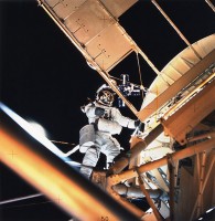 Reparatiewerk aan Skylab door Owen Garriot, tijdens een ruimtewandeling / Bron: NASA, Wikimedia Commons (Publiek domein)