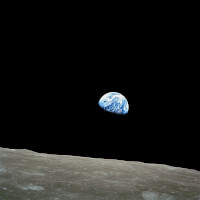 Prachtige foto van een opkomende aarde: 'Earthrise'. / Bron: NASA / Bill Anders, Wikimedia Commons (Publiek domein)