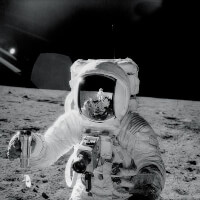 Pete Conrad, in de reflectie van zijn helm zie je Alan Bean / Bron: NASA/Charles Conrad, Wikimedia Commons (Publiek domein)
