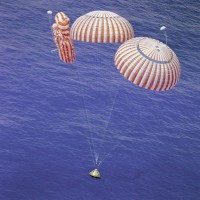 Bij terugkeer klapte één van de parachutes in / Bron: NASA, Wikimedia Commons (Publiek domein)