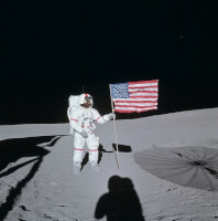 Shepard, herkenbaar aan de rode band om de mouw, plant de US-vlag / Bron: Publiek domein, Wikimedia Commons (PD)