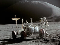Een unicum voor Apollo 15: de maanwagen! / Bron: NASA/David Scott, Wikimedia Commons (Publiek domein)