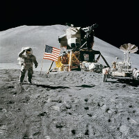 De US-vlag en de maanwagen bij de Lunar Module <I>Falcon</I> / Bron: Astronaut David R. Scott, Wikimedia Commons (Publiek domein)