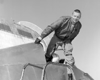Armstrong als piloot. / Bron: NASA, Lee Jones, Wikimedia Commons (Publiek domein)