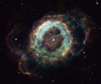 de Kleine Spooknevel. In het midden is de witte dwerg zichtbaar dit is het restant van de ster die de nevel heeft gecreëerd. / Bron: NASA , Wikimedia Commons (Publiek domein)