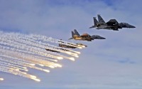 <BR>
F-15E's vuren flares af tijdens oefening / Bron: Poter.simon, Flickr (CC BY-2.0)
