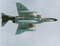 F-4E Phantom met 3 AIM-7 Sparrows / Bron: Photograph Curator, Flickr (Publiek domein)