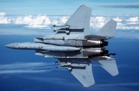 F-15: 2 paar AIM-9 onder de vleugels en 4 stuks AIM-120 op de buik / Bron: Expertinfantry, Flickr (CC BY-2.0)