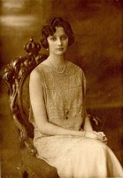 Foto in sepiatoning / Bron: Kronprinsessan Astrid (Stockholm, 1926), Wikimedia Commons (Publiek domein)