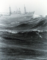 Schip in zware zeegang / Bron: NOAA, Wikimedia Commons (Publiek domein)