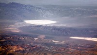 Groom Lake is links en Papoose Lake rechts / Bron: Doc Searls from Santa Barbara, USA, Wikimedia Commons (CC BY-2.0)