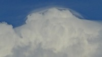Familie van de verticale wolken, ondersoort Cumulonimbus met pileuskapje als variant.